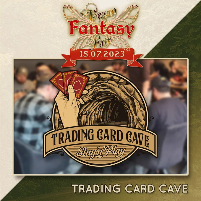 Ankündigung der Trading Card Cave auf der Vegan Fantasy Fair 2023. Im Vordergrund ist das Logo des Spielwarenladens: eine Hand die Sammelkarten hält vor einer Höhle, im Comic Stil.