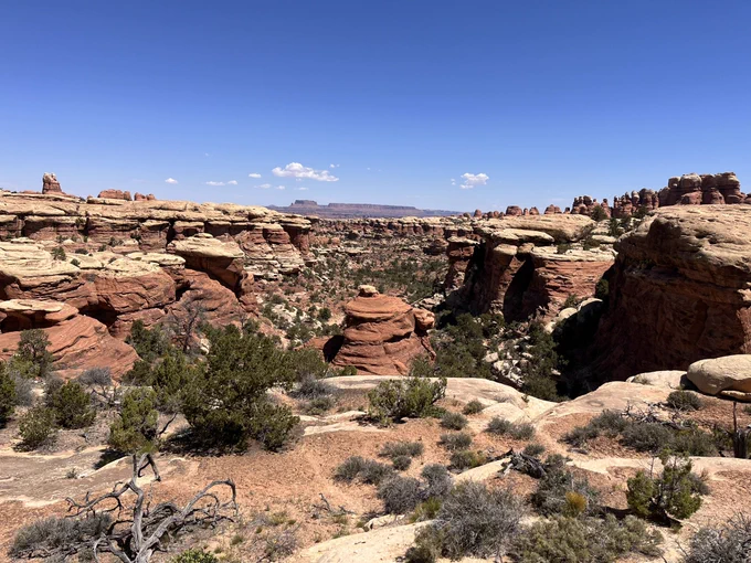 Red and white sandstone spires in either side of a canyon