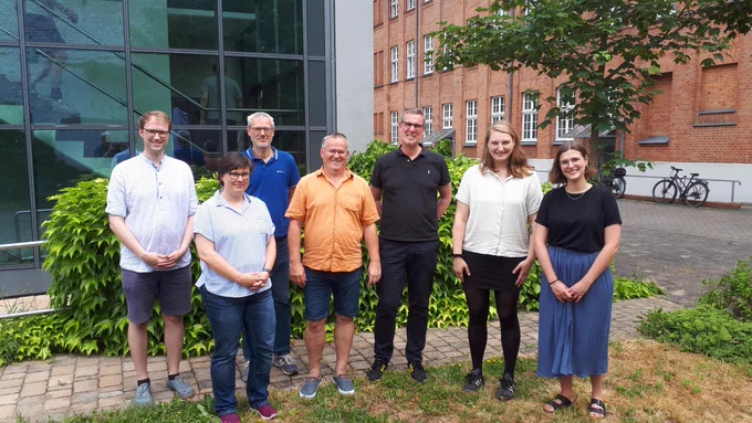 Isabelle Vandre, 2. von rechts, mit IRS-Direktor Oliver Ibert (3. von rechts), Suntje Schmidt (2. von links), Matthias Bernt (3. von links) und Harald Engler (4. von links). Foto: Gerhard Mahnken
