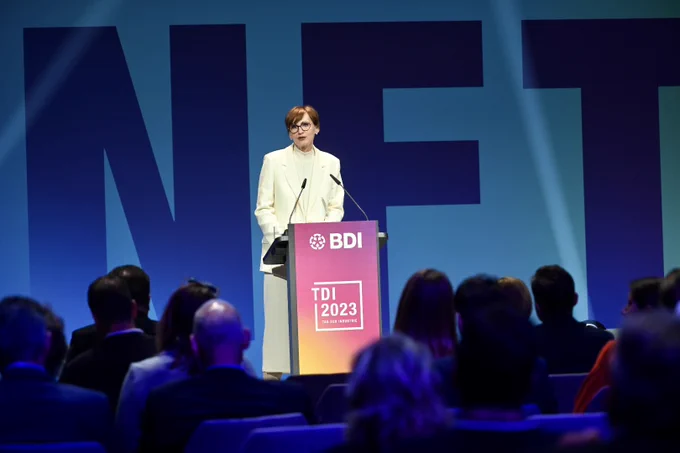 Bettina Stark-Watzinger auf der Bühne beim Tag der Industrie 2023.