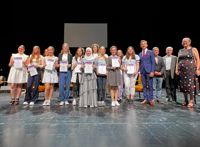 Gruppenbild mit allen Gewinnerinnen des Schülerwettberwerb, ihren Lehrerinnen, Moderator Eric Mayer, Vetreter:innen der Jury und Initiator Prof. Bjrön Rothstein 