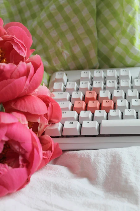 The G715 Wireless Gaming Keyboard in the color White Mist with Pink Dawn keycaps on the WASD keys.