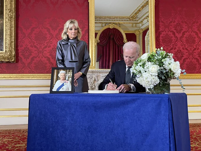 President Biden signs a condolence book for Queen Elizabeth.