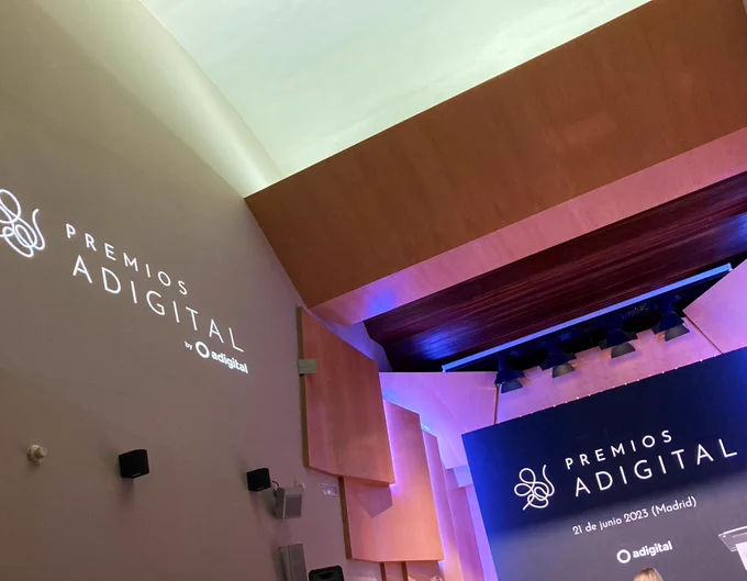 Escenario del Museo listo para el evento
