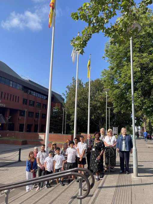 Holton Road Primary pupils with school staff, Vale Council Staff and Cabinet members outside the Civic Offices with the Windrush Flag.
