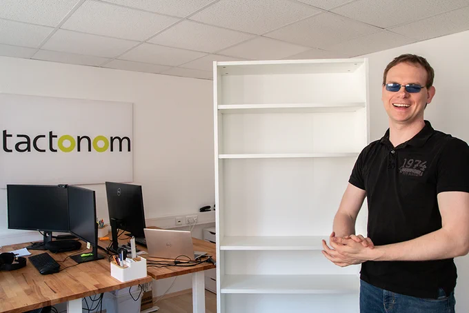 Das Foto zeigt Martin voller Begeisterung, da er das Billy Regal alleine gebaut hat.
The photo shows Martin full of enthusiasm as he built the Billy bookcase on his own.
