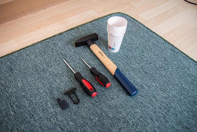 Das Bild zeigt eine Auswahl der Werkzeuge, die für den Aufbau des Regals benötigt werden.
The picture displays a selection of tools required for assembling the bookcase.