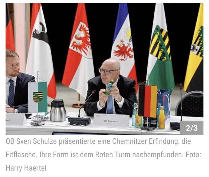 OB Sven Schulze präsentierte eine Chemnitzer Erfindung: die Fitflasche. Ihre Form ist dem Roten Turm nachempfunden.