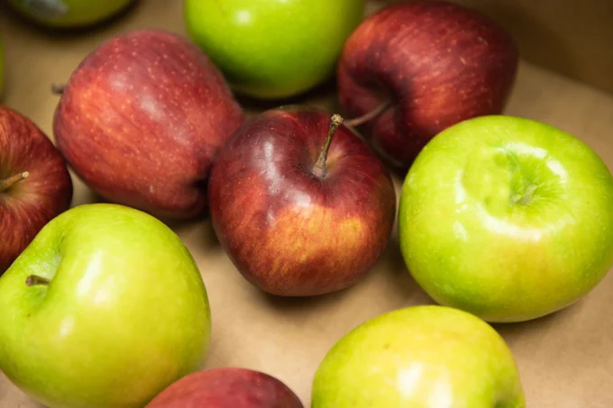 Red and green apples. 