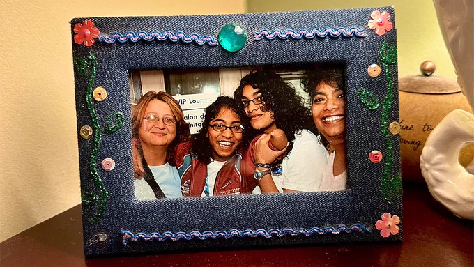 A 2005 photo of Katarina Roxon with her family in a decorated frame.