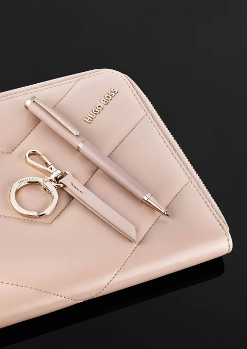 Hugo Boss | Conference folder | Triga
The feminine & sleek Triga folders are enhanced by luxe golden accents and mate vegan leather textures. They are signed by a beautiful golden HUGO BOSS logo plate, and their surface is quilted with a geometrical & graphical pattern, making it both modern & feminine. This A5 folder is available in 3 luxurious and warm tones: Black, Beige or Taupe. It will be the perfect everyday companion, allowing you to take notes on its paper pad, but also featuring a roomy interior to organize all your documents. The "Triga" line is perfect to mix & match in combinations that suit your taste, to create understated yet refined gift sets.

https://b2bgiftsshop.com/products/conference-folder-a5-triga-nude

#hugoboss #triga #conferencefolder #keyring #keyholder #writinginstruments #pens #giftsets #giftset #luxurygiftforher #designergiftforher #giftforher #giftforwomen #giftforfemininewoman #hk #macau #china