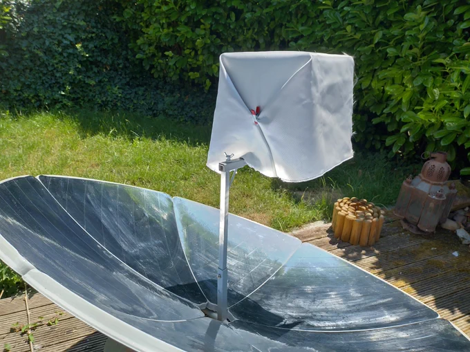 Mit hitzefester Decke eingewickelter Campingofen auf Solarkocher 