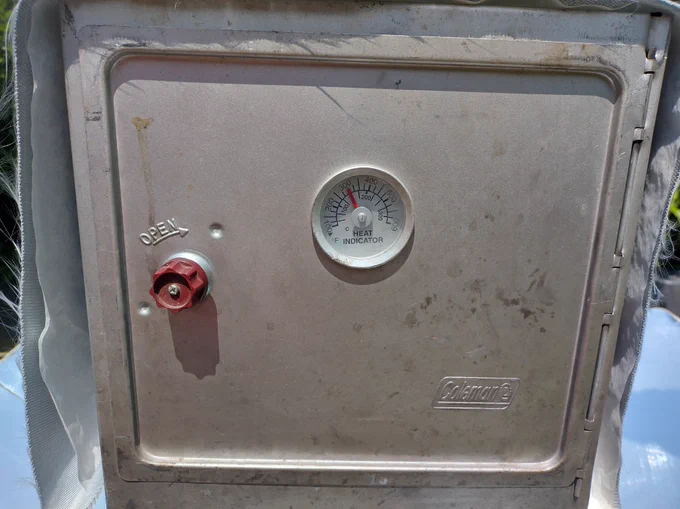 Das Thermometer an der Ofentür zeigt 150°C