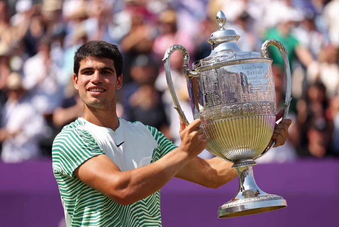 Photo of Carlos Alcaraz with the trophy