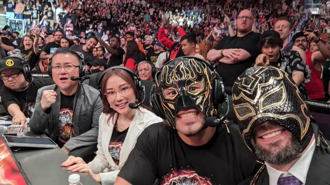 AEW play-by-play announcer Excalibur posing for a photo with Haruo Murata, Miki Motoi, and El Desperado of the NJPW Japanese announce team. Sugoi. 