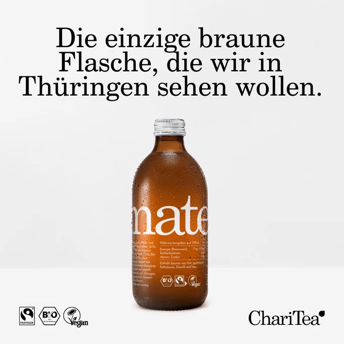Headline: Die einzige braune Flasche, die wir in Thüringen sehen wollen. 
Bildinhalt: Eine braune Mate Flasche der Marke ChariTea.
