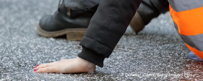 Bild von einer angeklebten Hand einer Protestierenden