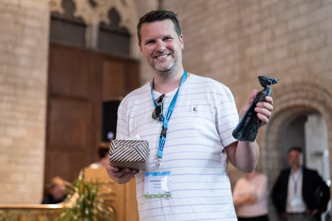 Niels Bloembergen (Mediajungle) winner of this year MEDEA Award holding proudly his MEDEA Statue and prize!