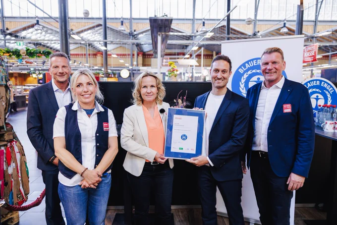 BM'in Steffi Lemke überreicht Urkunde
