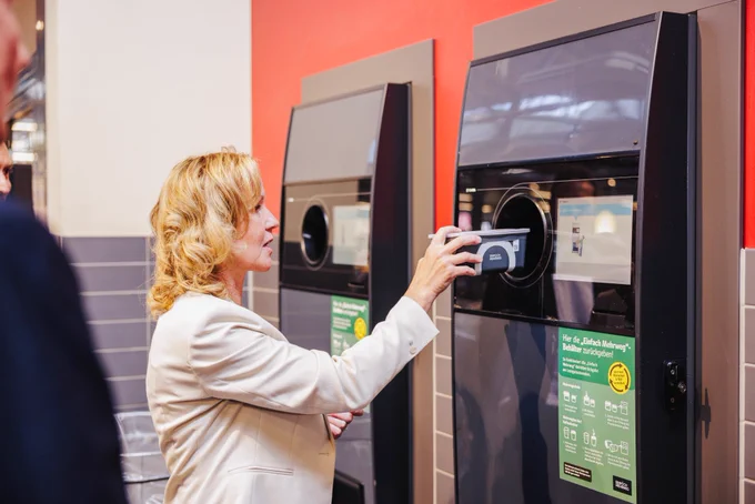 BM'in Steffi Lemke am Pfandautomomat