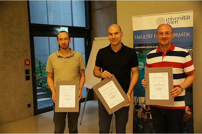 Nils Kriege, Uwe Zdun und Edgar Weippl präsentieren ihre Urkunden.