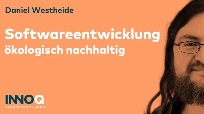 Auf orangefarbenen Hingergrund ist am rechten Bildrand ein Portrait vom Sprecher Daniel Westheide. Der Talkname Softwareentwicklung ökologisch nachhaltig ist linksbündig gesetzt. In der linken unteren Ecke ist das Logo von INNOQ Technology Lunch platziert. 