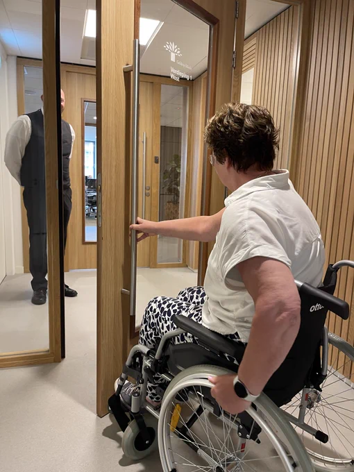 Mensen die ervaren hoe het is om een rolstoel te gebruiken. 