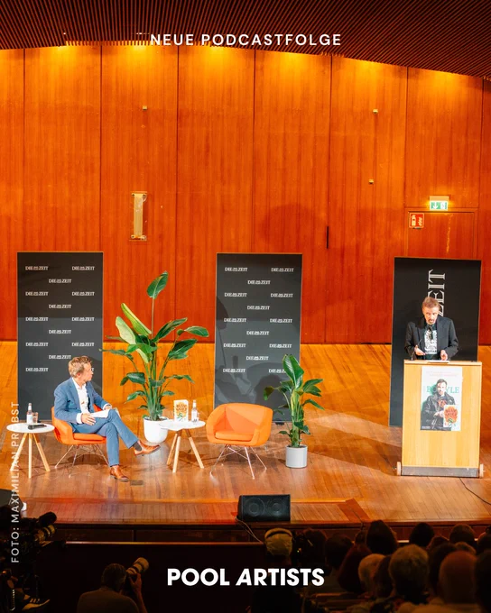 Aufgenommen wurde die Folge am 19. Juni live vor mehr als eintausend Zuschauer:innen in der Universität Hamburg. 

Foto: Maximilian Probst für ZEIT ONLINE