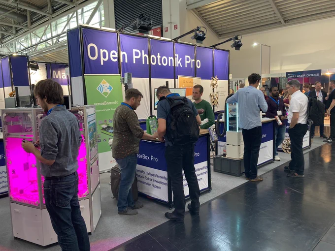Zu sehen ist der Open Photonik Pro Stand mit Exponaten