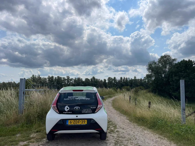 Ongehinderd auto op pad in Zevenaar.