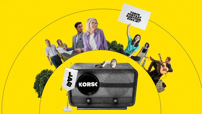 Korsolaisia kehässä. Yksi pitää kylttiä, jossa lukee Torin portaat kuntoon, eiks je?