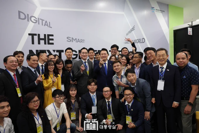 Mr. Nguyen Huu Linh, CEO of Beetsoft Co. Ltd, represented the company and attended "The Next Generation" event with the South Korean President.