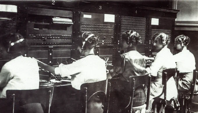 Telephone operators at a switchboard in Anamosa, 1915.