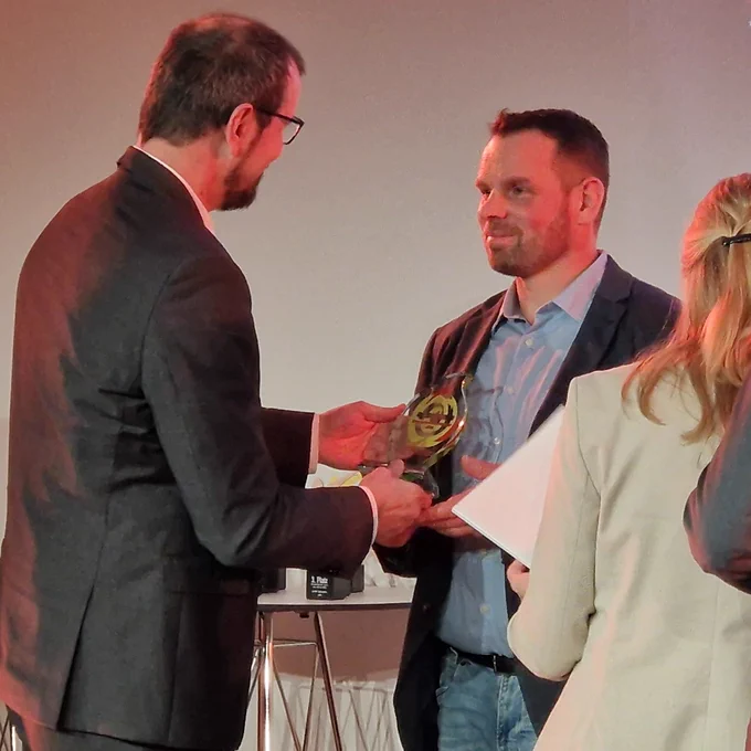 Auszeichnung zum Sympathiegewinner des Jahres mit Sportminister Steffen Freiberg (l.).