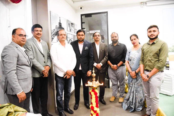 In a move to promote eco-friendly mobility, JSP Hyundai Partnered with Noori Travels to launch a fleet of Hyundai Prime SD & HB CNG vehicles to corporate sector in the region.  Hyundai (TG & AP) RSH, Amith Kumar Singh, JSP Hyundai MD Prudhvi Reddy, Noori Travels MD Nabil launched A fleet of Hyundai Prime. 

#jsphyundai #hyundaiprime #amplereach #gogreen #corporatesector #hyundaimotors
