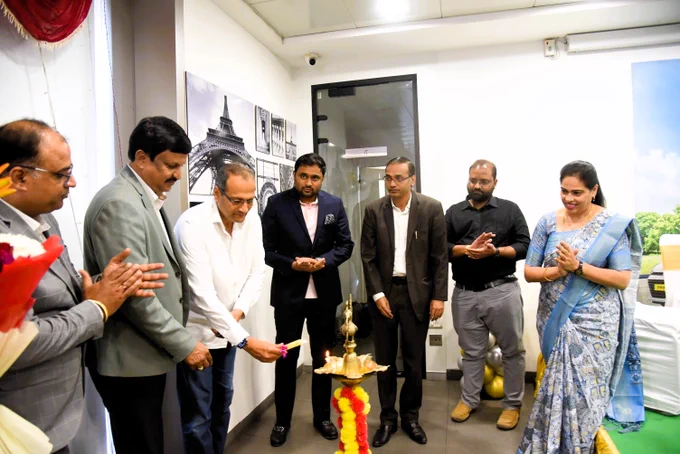 In a move to promote eco-friendly mobility, JSP Hyundai Partnered with Noori Travels to launch a fleet of Hyundai Prime SD & HB CNG vehicles to corporate sector in the region.  Hyundai (TG & AP) RSH, Amith Kumar Singh, JSP Hyundai MD Prudhvi Reddy, Noori Travels MD Nabil launched A fleet of Hyundai Prime. 

#jsphyundai #hyundaiprime #amplereach #gogreen #corporatesector #hyundaimotors