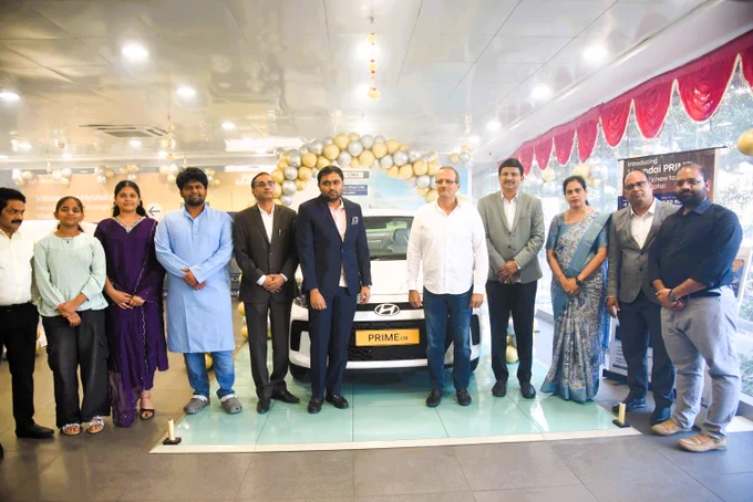 In a move to promote eco-friendly mobility, JSP Hyundai Partnered with Noori Travels to launch a fleet of Hyundai Prime SD & HB CNG vehicles to corporate sector in the region.  Hyundai (TG & AP) RSH, Amith Kumar Singh, JSP Hyundai MD Prudhvi Reddy, Noori Travels MD Nabil launched A fleet of Hyundai Prime. 

#jsphyundai #hyundaiprime #amplereach #gogreen #corporatesector #hyundaimotors