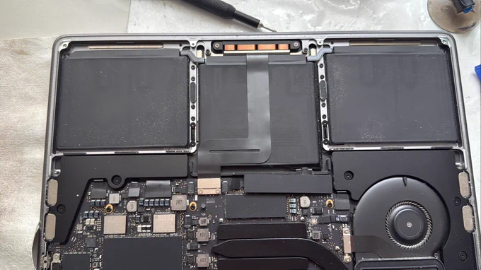 MacBookPro 2020 opened