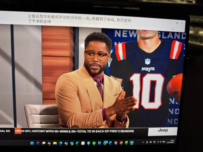 NFL on PC. Captions translated into Chinese at top