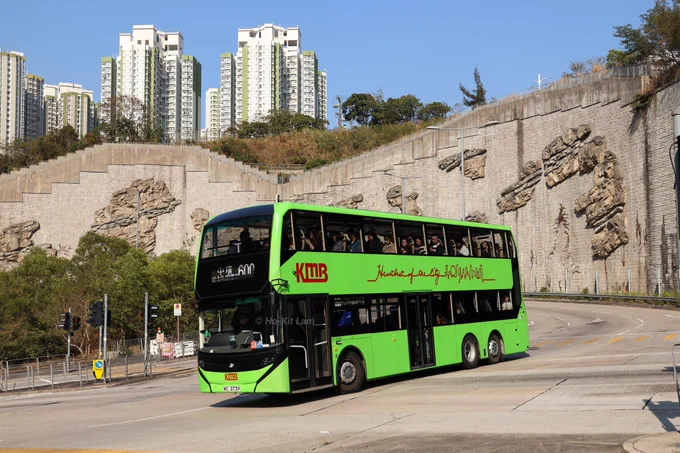 Kowloon Motor Bus AED8 (WC 3739) is a green Alexander Dennis Enviro500EV and is pictured in Sau Mau Ping as it heads to Central on route 600.