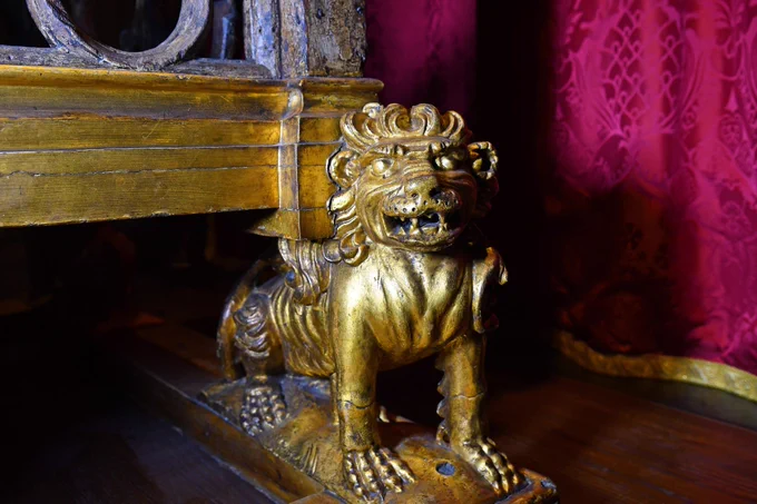 A gold gilt lion at the foot of the Coronation Chair