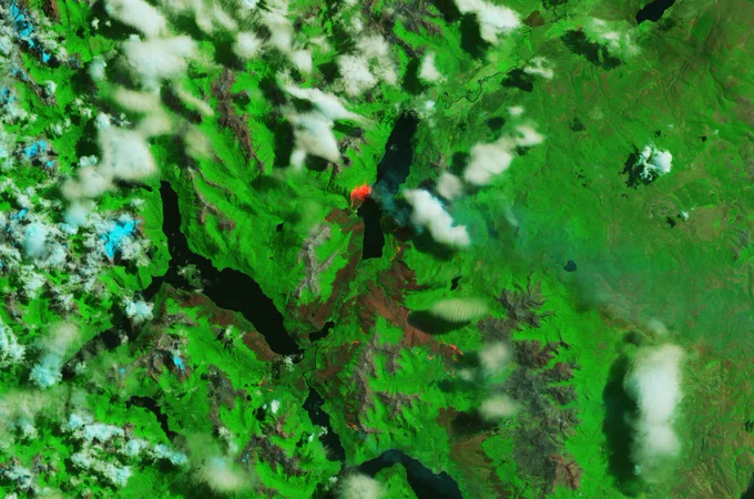 Captured by Copernicus Sentinel-2 on 11 January 2026, this image shows active wildfires near Lake Rivadavia in Los Alerces National Park, Argentina, observed from low Earth orbit.
