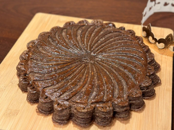 チョコレートとは言いつつ、今回もキャロブパウダーを用いた代用レシピにアレンジ。速成パイのザックザク食感のパイ生地にまず感動。いつもの逆折りパイは口の中で儚く崩れていく感じ。レイエ(表面飾り)も大成功🙆