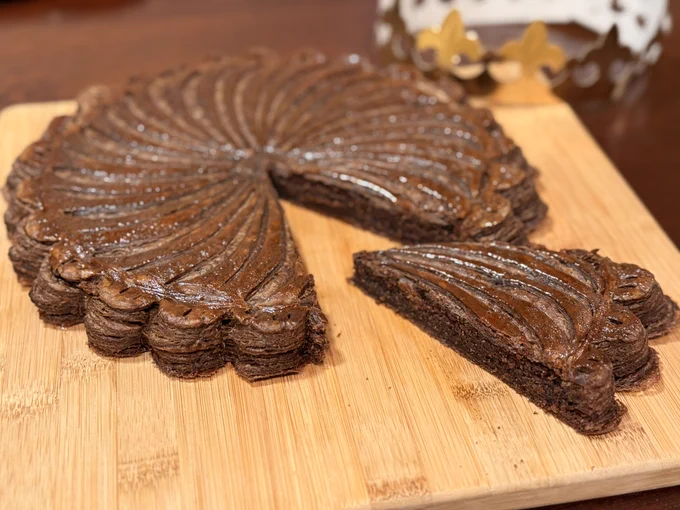 中のアーモンドクリームにはキャロブチョコが混ざっていて、パイ生地とダブルで香ばしいいい香りが口の中いっぱいに広がる😋