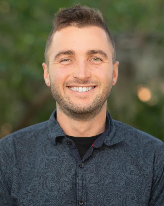 Headshot photo of Eli Myron.