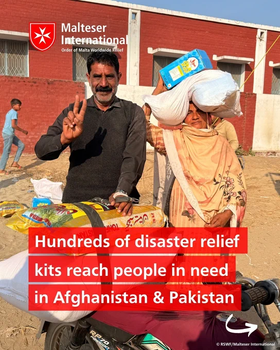 Zwei erwachsene Personen stehen zusammen vor einem Gebäude der "Malteser International", in dem Hilfsgüter für Afghanistan und Pakistan gelagert werden.