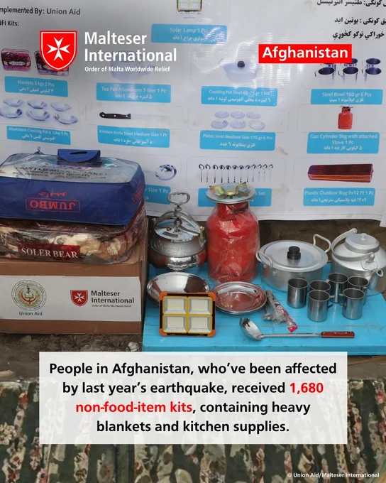 Das Bild zeigt eine Vielfalt von Hilfsgütern, wie Decken, Kochgeräte, Gasflaschen und andere Artikel, die als Teil eines Hilfspakets für die von einem Erdbeben in Afghanistan Betroffenen geliefert wurden.