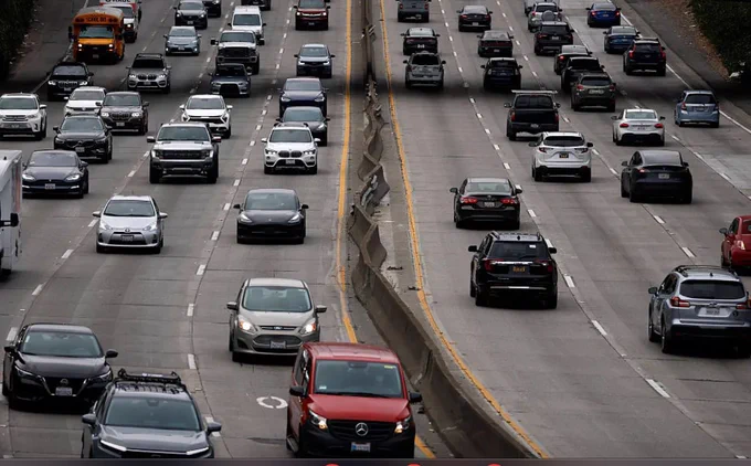 Image of a highway with many cars on it