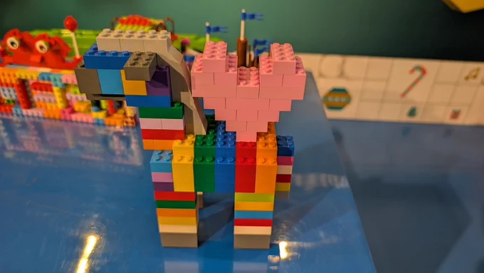レゴブロックでできたゼブリックを撮影した写真。私が作り方を考えて組み立てた物。レゴブロックでできたハートマークを背中に載せた。