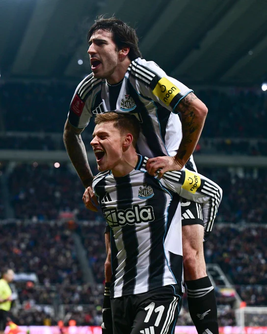 Harvey Barnes celebrates with Sandro Tonali